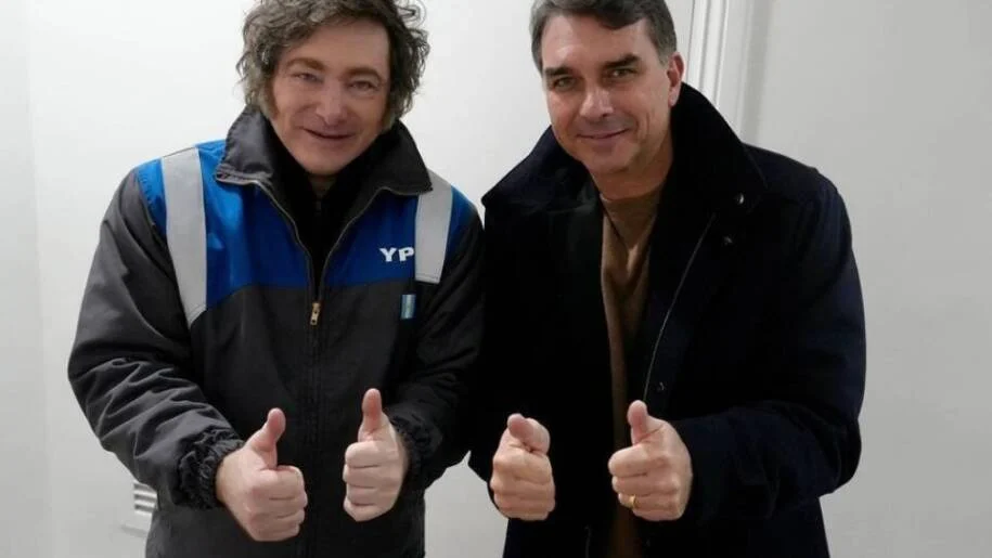 Javier Milei visita Brasil e Flávio Bolsonaro busca apoio internacional em São Paulo