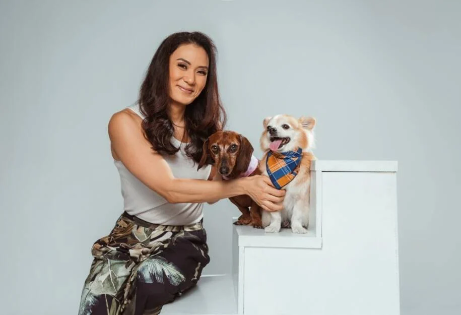 Juliana Sato alerta: Mudanças na rotina familiar estressam cães e gatos nas férias