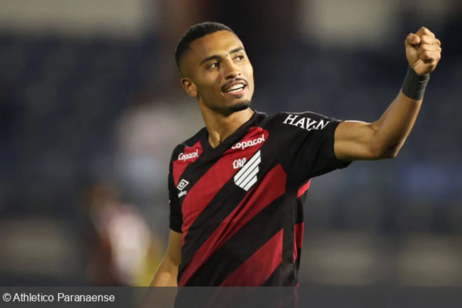 Leozinho brilha com dois gols e leva Athletico à vitória sobre São Paulo em Bragança