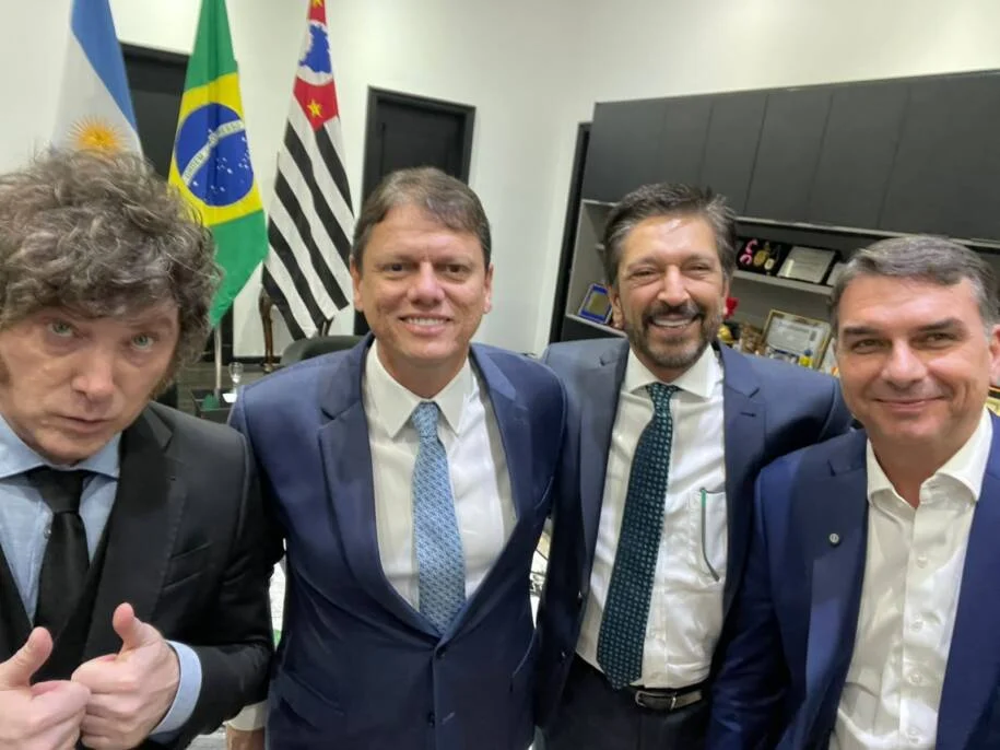 Lindbergh Farias aciona PGR contra Flávio Bolsonaro e Javier Milei por irregularidades