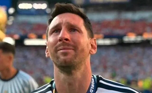 Lionel Messi chora ao receber medalha de prata de Donald Trump após vice na Copa