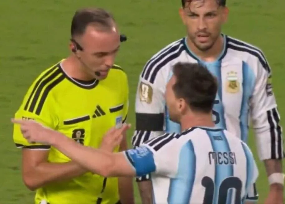 Lionel Messi confronta árbitro João Pinheiro após vitória da Argentina sobre a Suíça