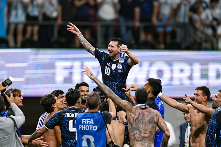 Lionel Messi lidera Argentina à final da Copa do Mundo e enfrenta críticas sobre arbitragem