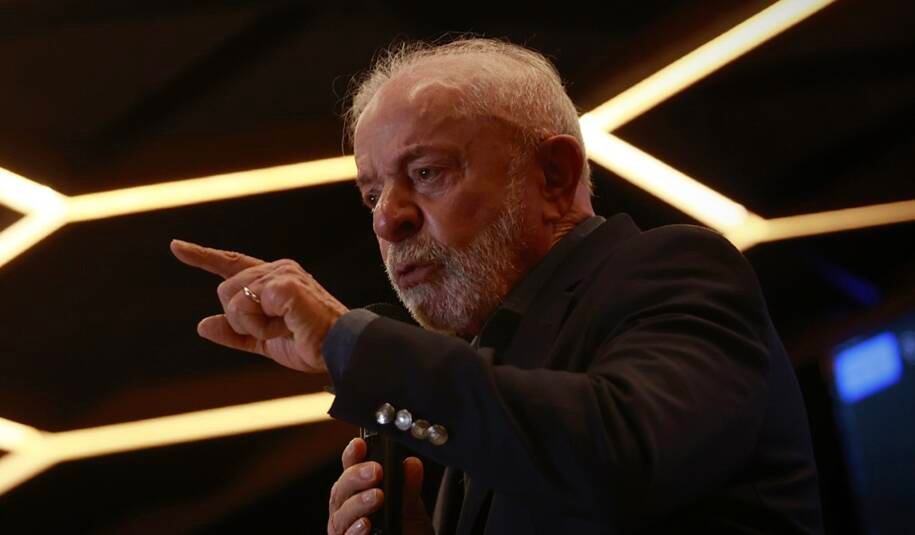 Lula alcança 40% de intenção de voto e Flávio Bolsonaro reage com 28%