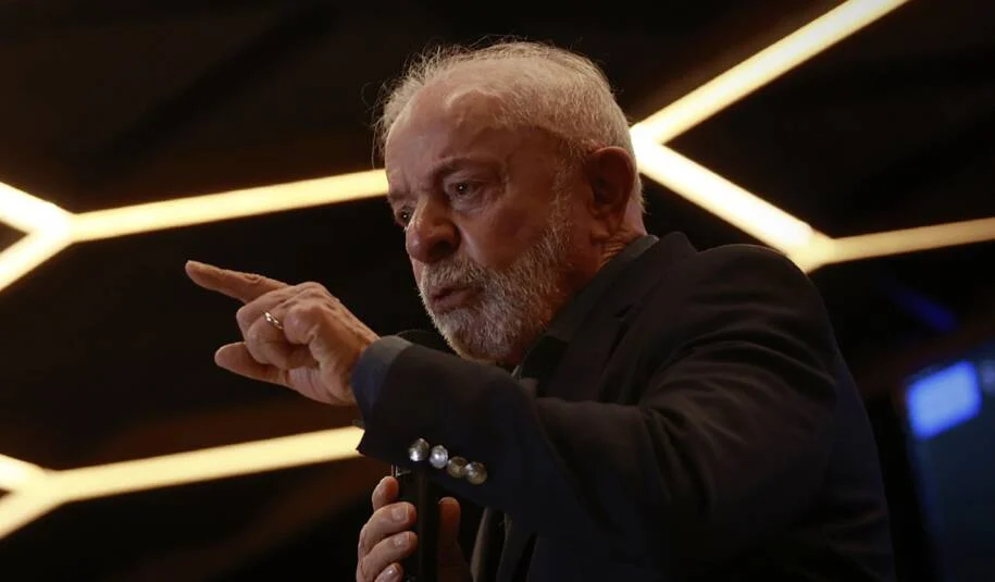Lula alcança 40% de intenção de voto e Flávio Bolsonaro reage com 28%