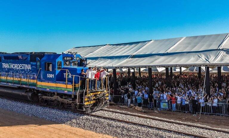 Lula anuncia R$ 600 milhões para a Ferrovia Transnordestina em visita tensa