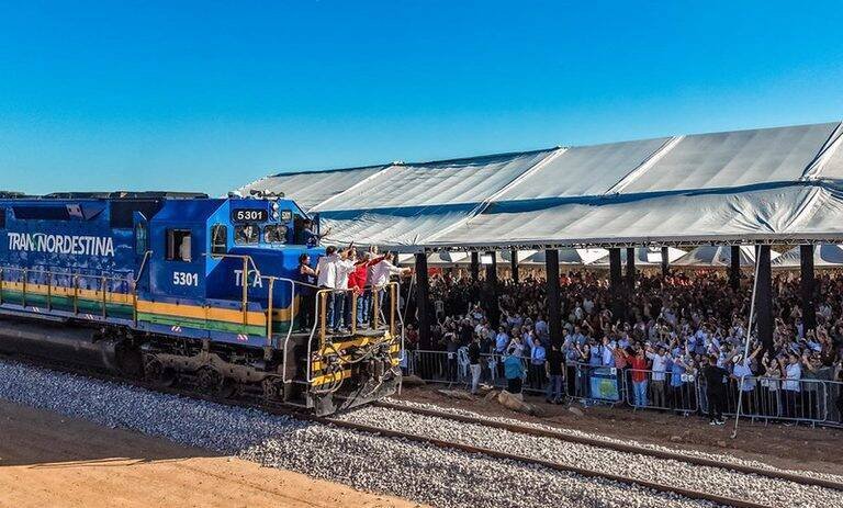 Lula anuncia R$ 600 milhões para a Ferrovia Transnordestina em visita tensa