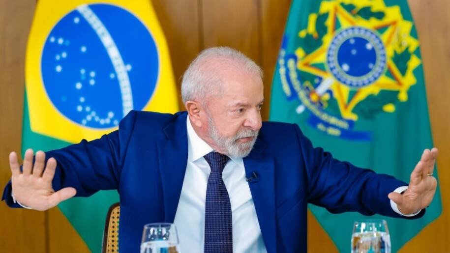 Lula enfrenta Flávio Bolsonaro em disputa acirrada com antipetismo em jogo