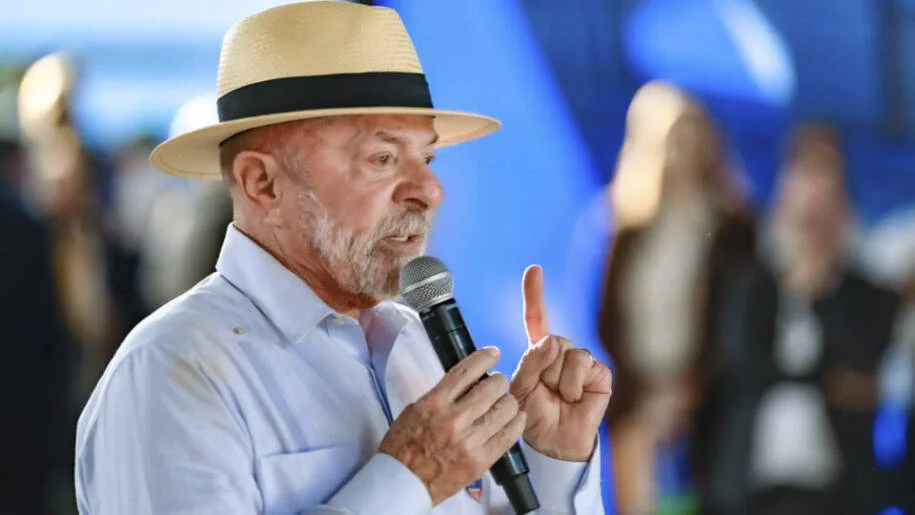Lula lança pacote de benefícios após criticar Bolsonaro por ‘comprar o povo’