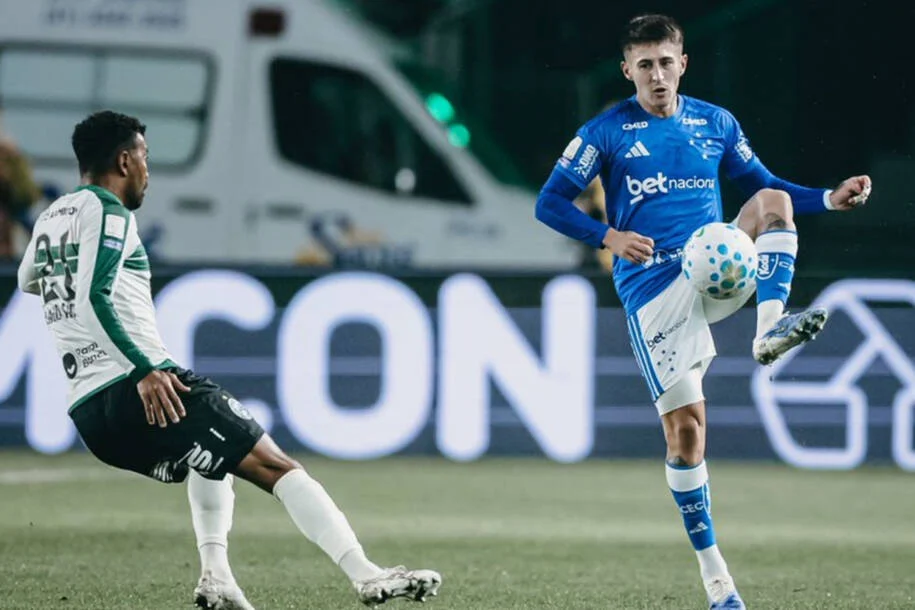 Matheus Pereira brilha e Cruzeiro vence Coritiba no Couto Pereira e sobe no Brasileirão