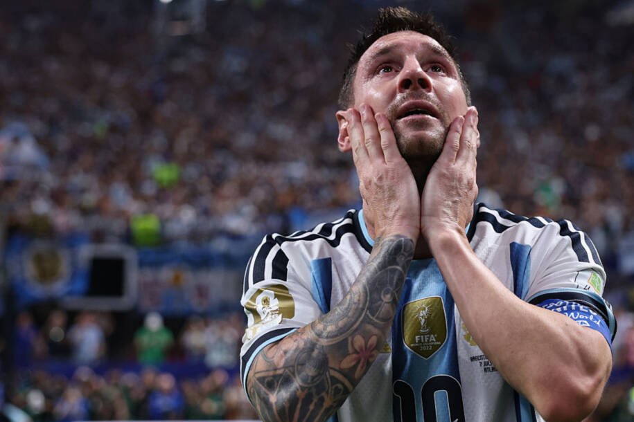 Messi perde pênalti, expressa frustração e Argentina vence Egito em virada dramática