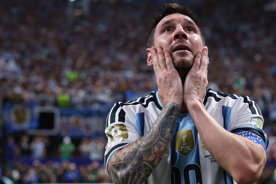 Messi perde pênalti, expressa frustração e Argentina vence Egito em virada dramática