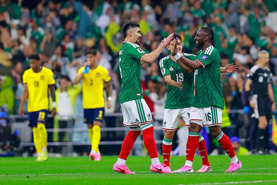 México vence Equador por 2 a 0 e garante classificação com gol de Quiñones