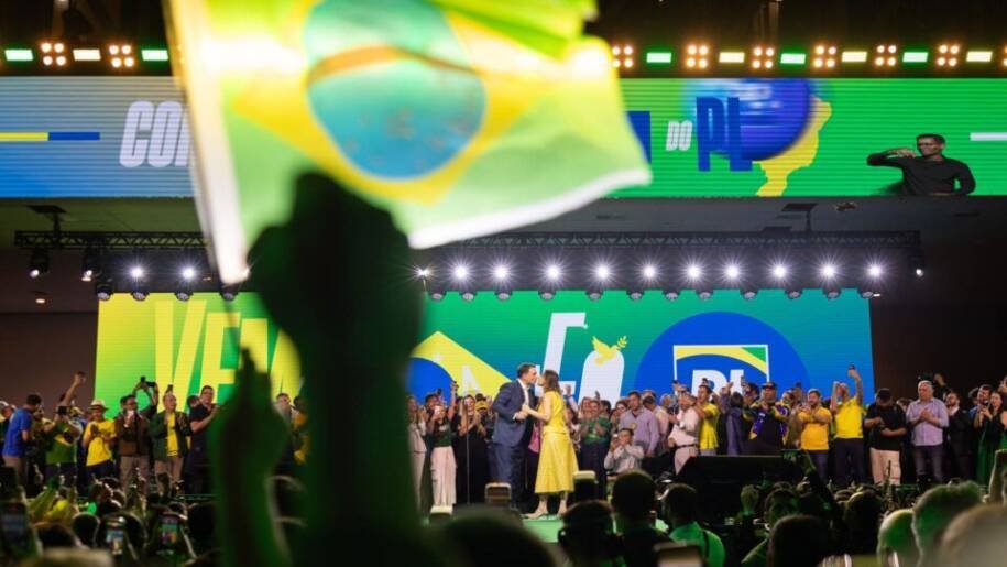 Michelle Bolsonaro apoia Flávio em convenção do PL e gera expectativa no eleitorado feminino