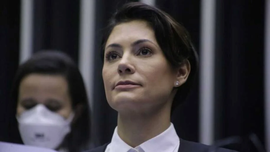 Michelle Bolsonaro deixa PL Mulher após crise com Flávio e se diz ‘humilhada’