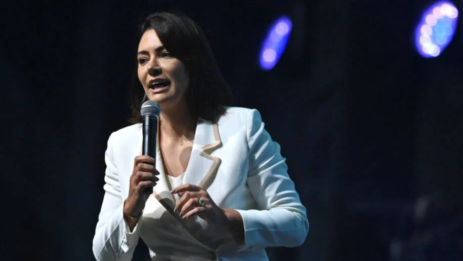 Michelle Bolsonaro fortalece Flávio após reconciliação e convoca apoio massivo