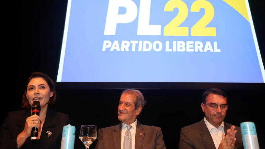 Michelle Bolsonaro ganha apoio de 42% do eleitorado contra Flávio Bolsonaro