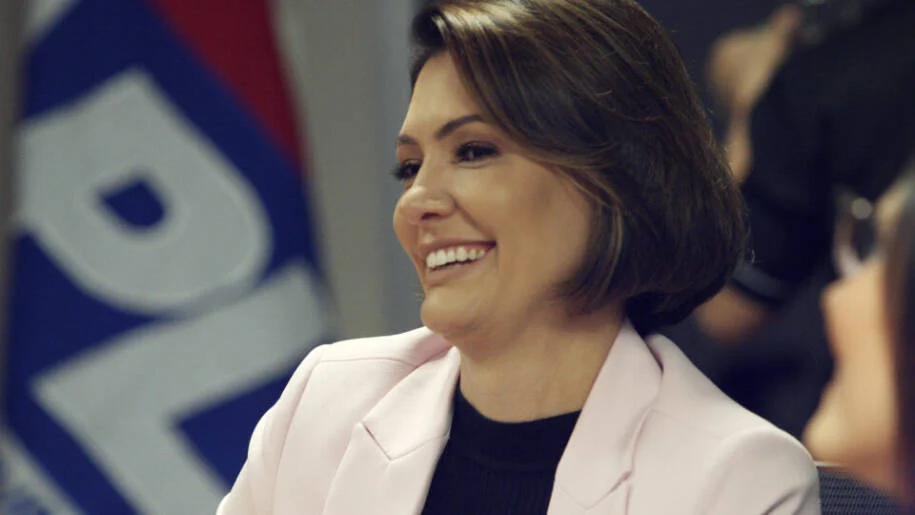 Michelle Bolsonaro vê chance de Senado com 36% e PL pressiona por decisão