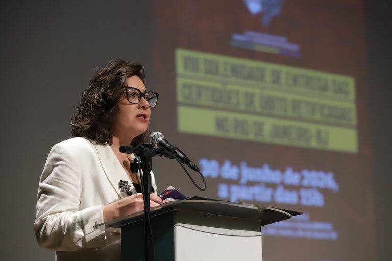 Ministra Janine Mello entrega 25 certidões de óbito e reafirma luta por justiça