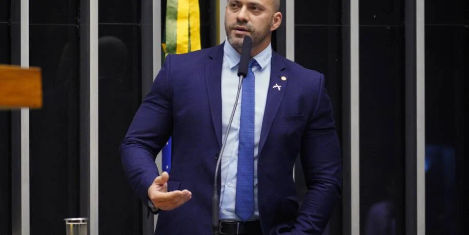 Ministro Alexandre de Moraes cobra explicações de Daniel Silveira em 48 horas