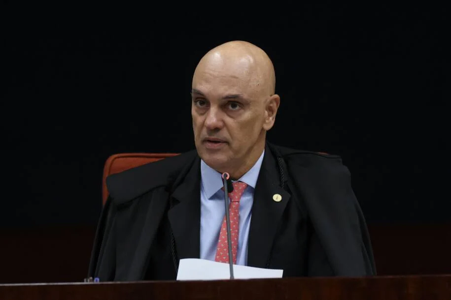 Ministro Alexandre de Moraes exige explicações sobre falhas na tornozeleira de Débora do Batom