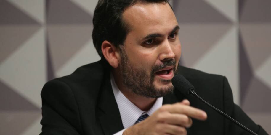 Ministro Bruno Moretti descarta subsídio de R$ 0,35 ao diesel e mantém tensão