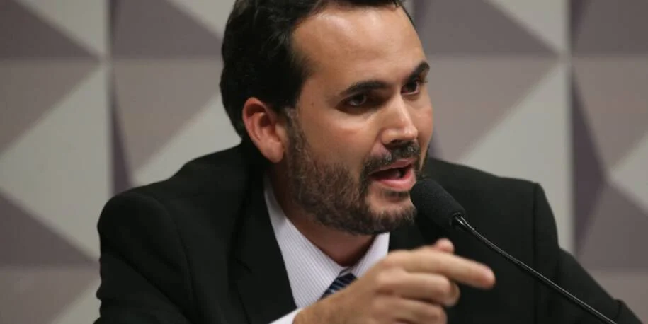 Ministro Bruno Moretti descarta subsídio de R$ 0,35 ao diesel e mantém tensão