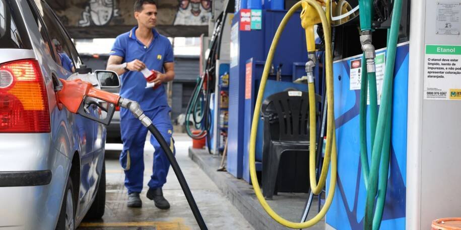 Ministro Dario Durigan prorroga subsídio de R$ 0,44 da gasolina em meio à crise