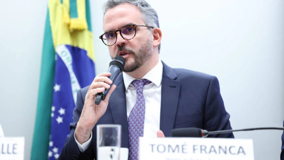 Ministro Tomé Franca defende abertura do mercado aéreo para aumentar oferta de voos
