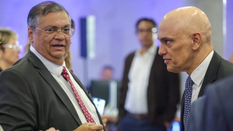 Ministros Moraes e Dino exigem explicações de tribunais sobre salários de R$ 495 mil