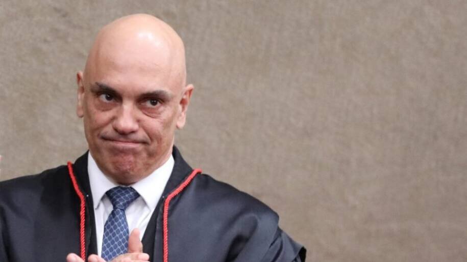 Moraes proíbe Flávio Bolsonaro de visitar Jair por 90 dias; entenda a decisão