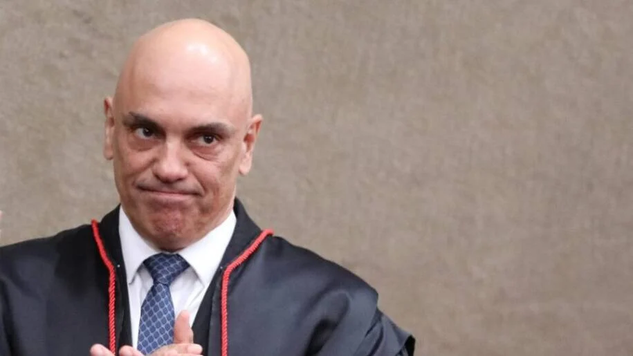 Moraes proíbe Flávio Bolsonaro de visitar Jair por 90 dias; entenda a decisão