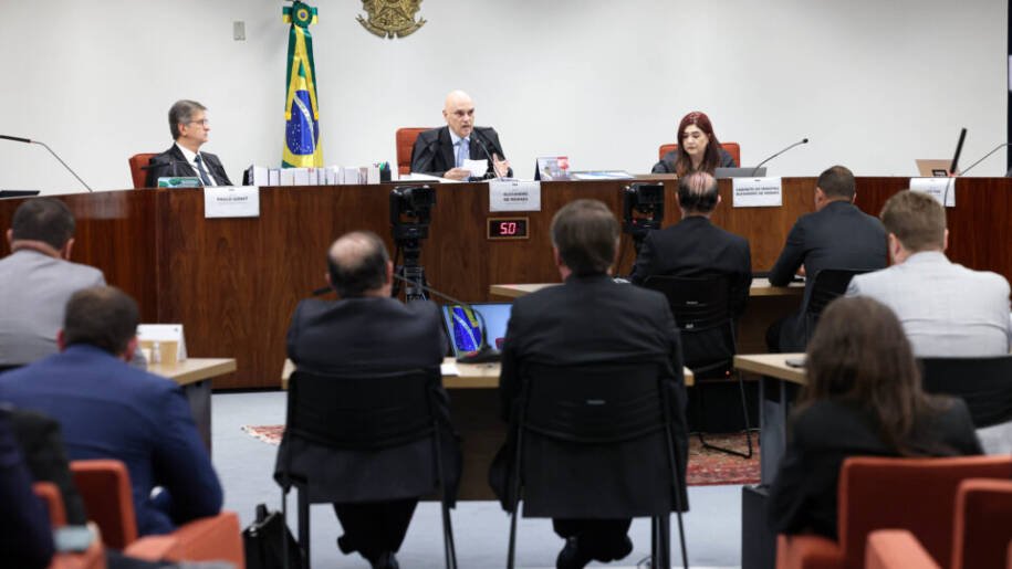 Moraes suspende visitas a Bolsonaro por 30 dias e gera polêmica nas eleições de 2026