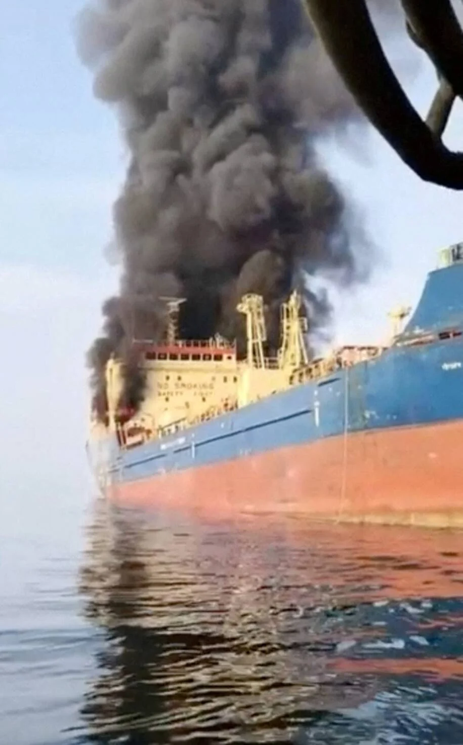 Navio-tanque é atingido no Estreito de Ormuz; tripulação abandona embarcação em perigo