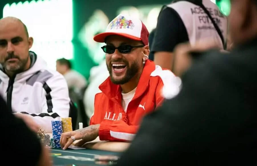 Neymar volta a brilhar, mas enfrenta polêmicas e dívida de R$ 90 milhões com Santos