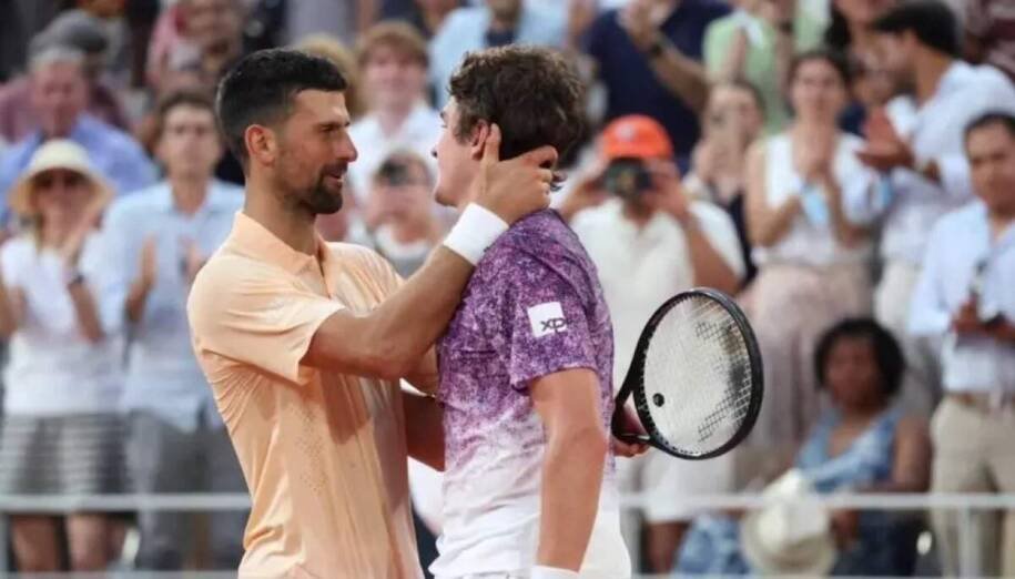Novak Djokovic vence Tsitsipas e se aproxima de duelo histórico com João Fonseca
