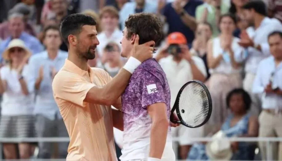 Novak Djokovic vence Tsitsipas e se aproxima de duelo histórico com João Fonseca