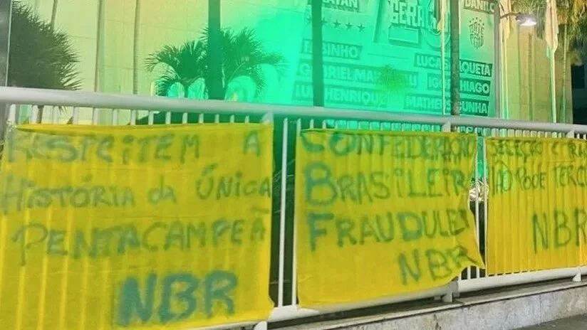 Núcleo BR protesta contra a CBF após eliminação do Brasil na Copa do Mundo