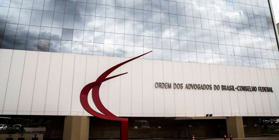 OAB pede ao STF que permita comunicação entre Flávio e Jair Bolsonaro após suspensão