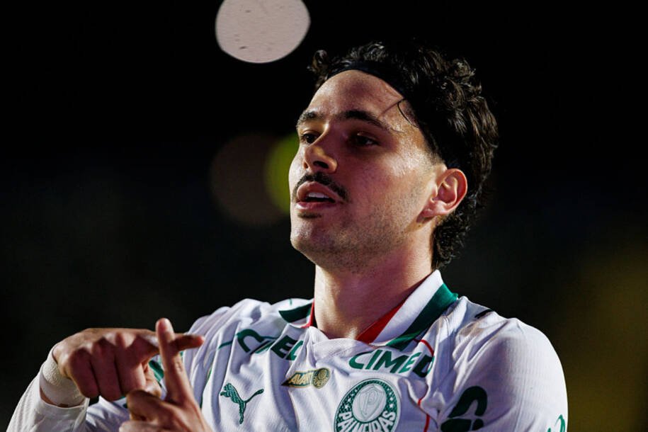 Palmeiras atropela Vitória no Barradão e amplia vantagem na liderança do Brasileirão
