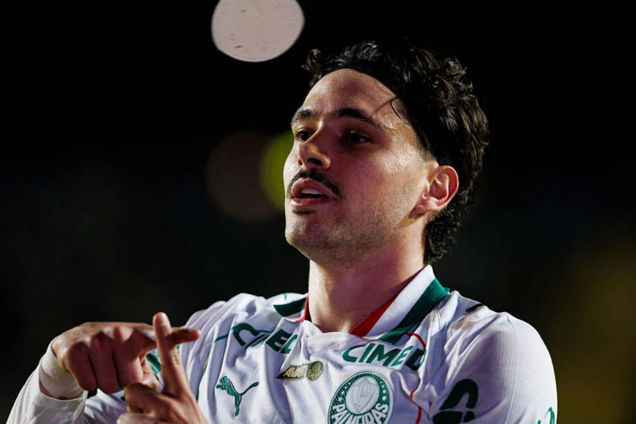Palmeiras atropela Vitória no Barradão e amplia vantagem na liderança do Brasileirão
