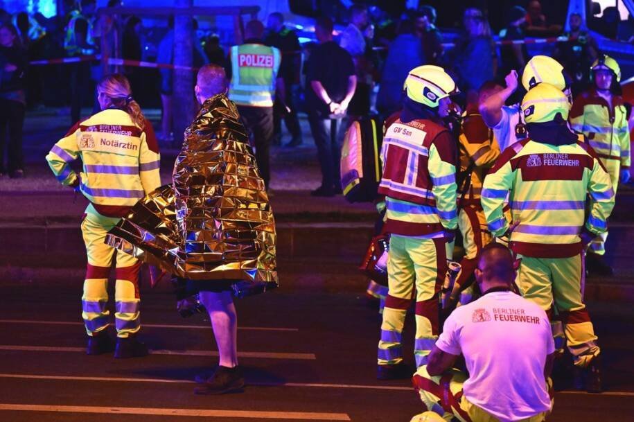 Polícia busca suspeitos após atropelamento em Parada do Orgulho em Berlim