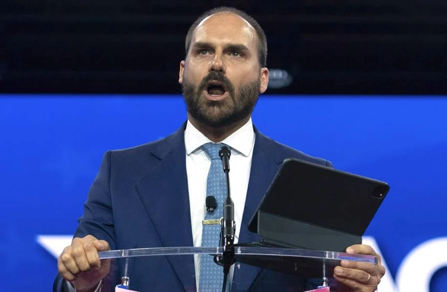 Polícia Federal conclui demissão de Eduardo Bolsonaro por abandono de cargo