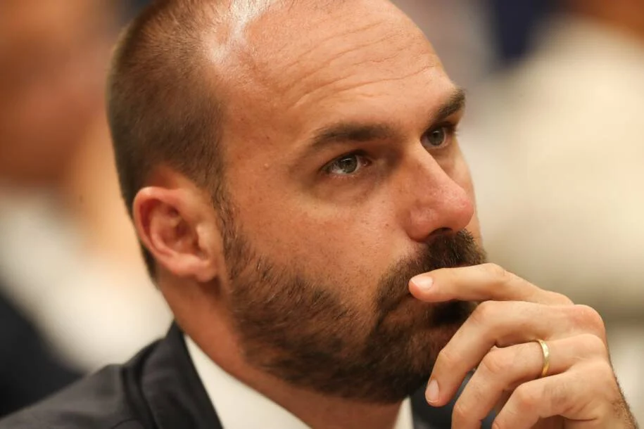 Polícia Federal recomenda demissão de Eduardo Bolsonaro por abandono de cargo