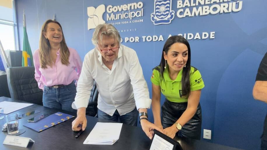 Prefeita Juliana Pavan e Leonel Pavan assinam acordo para organizar telecomunicações