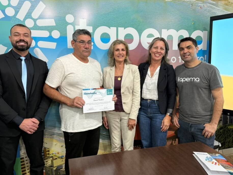Prefeito Alexandre Xepa entrega títulos de propriedade e transforma vidas em Itapema