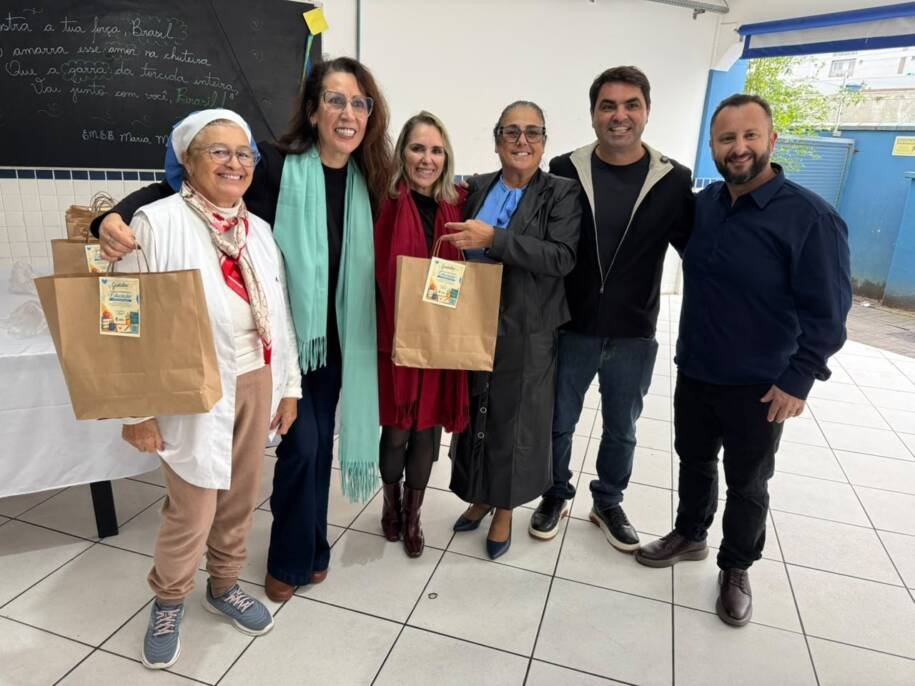 Prefeito Alexandre Xepa entrega uniformes para servidores da Educação em Itapema