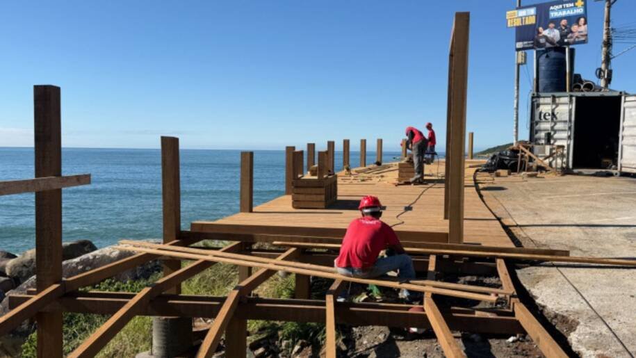 Prefeitura de Balneário Camboriú avança em obras do deck da Praia de Taquarinhas