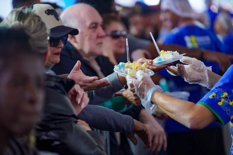 Prefeitura de Balneário Camboriú celebra 62 anos com bolo de 62 metros e festa!