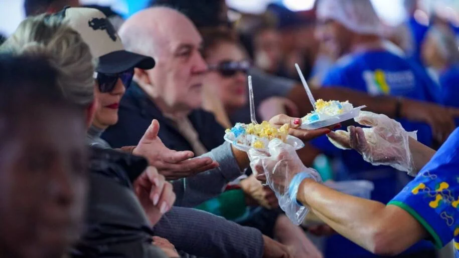 Prefeitura de Balneário Camboriú distribui bolo de 62 metros em comemoração ao aniversário